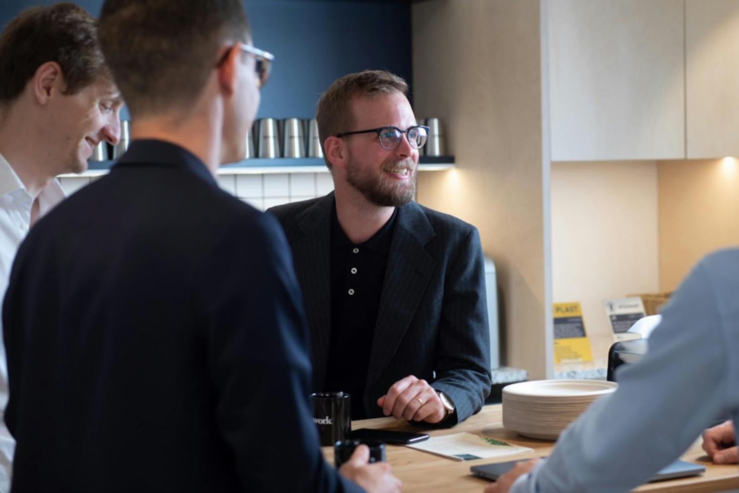 Workspace con laptop e documenti di strategia SEO