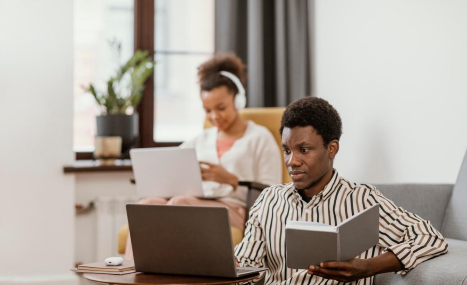 Sessione di lavoro pratico con analisi dati SEO su monitor